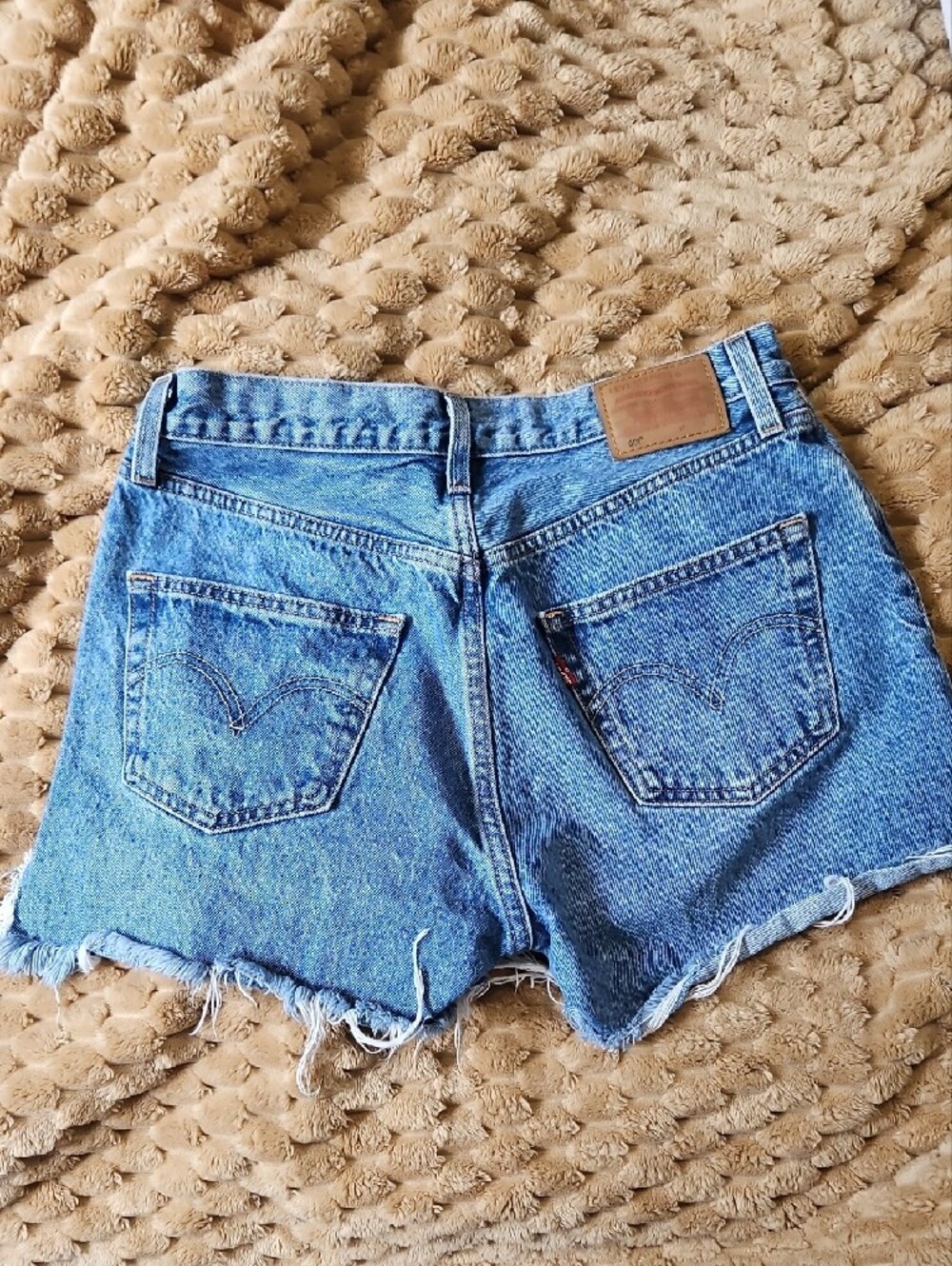 Levi's 501s MID BLUE CUTOFFS - Picture 2 of 6